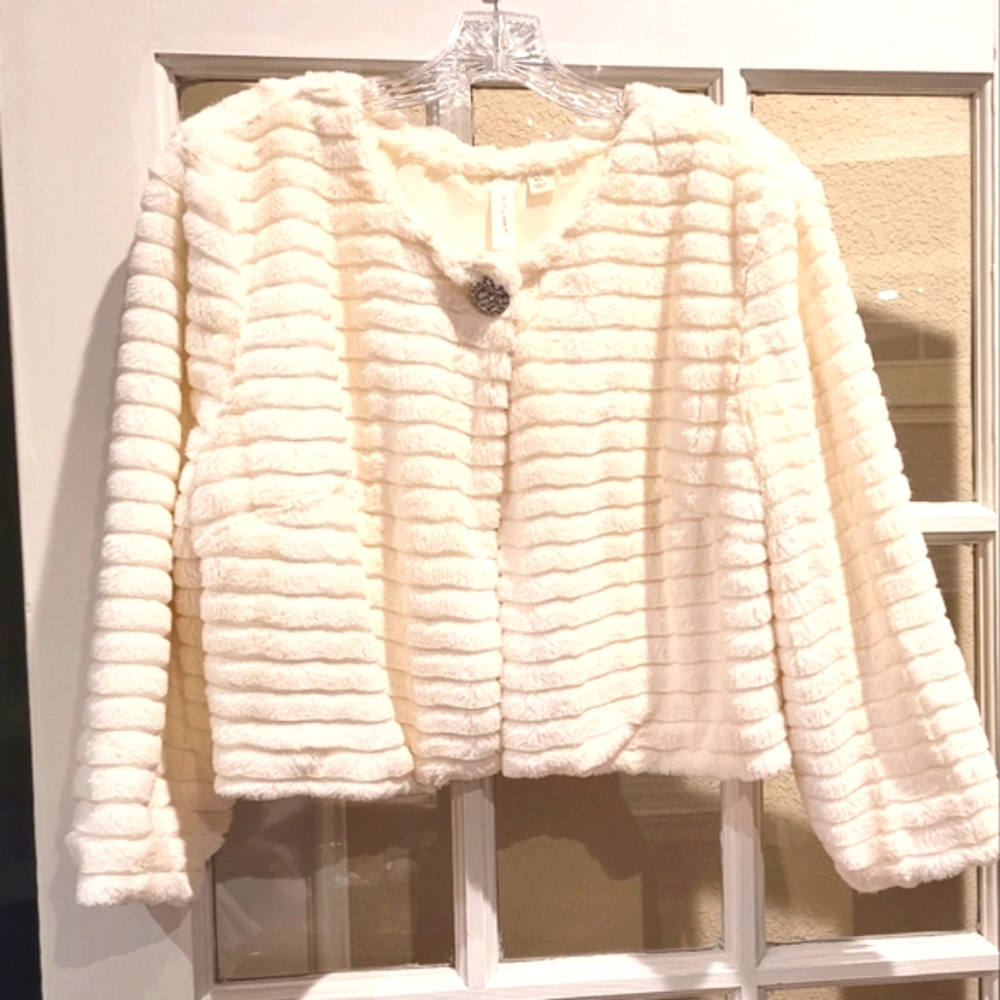 Cream fur short jacket with rhinestone button